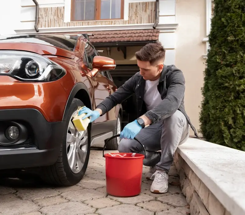 Lavage auto à domicile Fort-Mahon-Plage : professionnel intervenant sur un véhicule